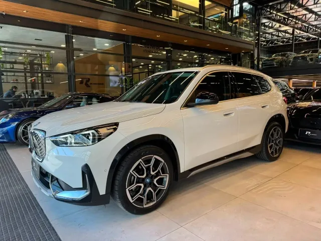 BMW iX 1 eDrive20 X-Line Aut. (Elétrico) 2023